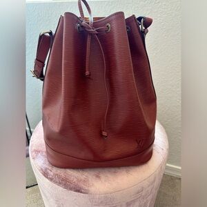 LV Epi Noe bucket bag